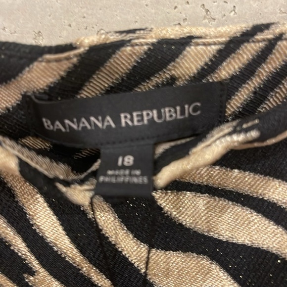 Banana Republic black and gold zebra print slit mini skirt. Size 18 Never worn - Picture 5 of 8